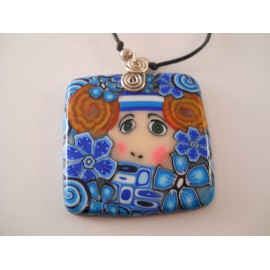 Collier carré visage fleurs bleues