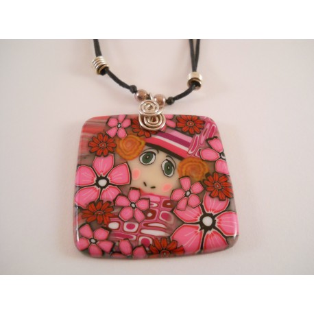 Collier carré visage fleurs roses et rouges